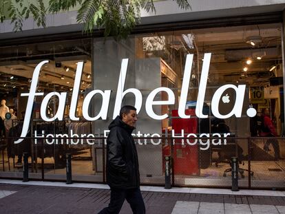 Un hombre camina junto a una tienda Falabella en Santiago (Chile), el 7 de septiembre de 2023.