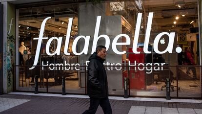 Un hombre camina junto a una tienda Falabella en Santiago (Chile), el 7 de septiembre de 2023.