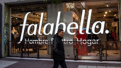 Un hombre camina junto a una tienda Falabella en Santiago (Chile), el 7 de septiembre de 2023.