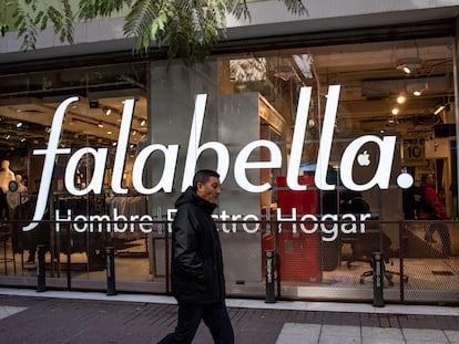 Un hombre camina junto a una tienda Falabella en Santiago (Chile), el 7 de septiembre de 2023.