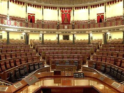 Cerca del 75% de los diputados nacionales son licenciados o doctores. Una vez que los políticos ocupan un escaño en un hemiciclo, una cartera o una alcaldía, la mayoría no vuelve a pasar por un aula.