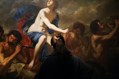 Una mujer contempla el cuadro de Artemisia Gentileschi 'El Triunfo de Galatea' en Gallerie d’Italia en Nápoles.