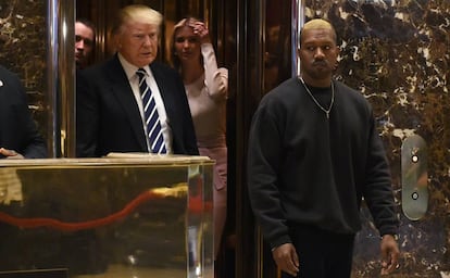 Ivanka Trump, al fondo, el pasado 13 de diciembre, tras el encuentro del cantante Kanye West y Donald Trump en la Trump Tower de Nueva York.