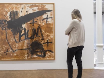 La obra 'Daga', de 1988, con sus dos por dos metros, recibe al visitante en la Tàpies.