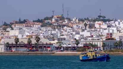 Puerto de Vila Real de Santo Antonio (Portugal), con la imagen al fondo de la localidad onubense de Ayamonte, con la que se reanudaron las conexiones el pasado 1 de julio.