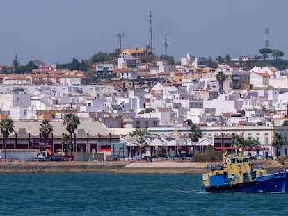 Puerto de Vila Real de Santo Antonio (Portugal), con la imagen al fondo de la localidad onubense de Ayamonte, con la que se reanudaron las conexiones el pasado 1 de julio.