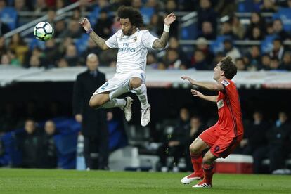 Marcelo intenta controlar el bal&oacute;n durante el partido contra la Real Sociedad. 