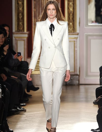 Traje blanco de la diseñadora francesa Barbara Bui para esta temporada Otoño-Invierno.