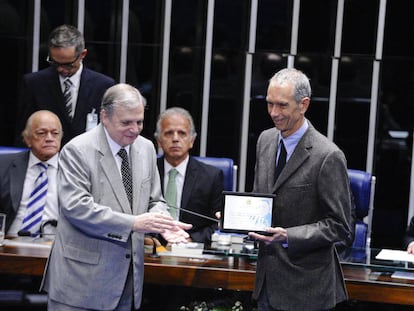 Carlos Alberto da Veiga Sicupira, recebe uma homenagem no Senado
