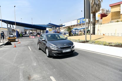 Un coche en la frontera ceutí del Tarajal, el 21 de mayo.