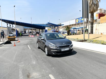 Un coche en la frontera ceutí del Tarajal, el 21 de mayo.