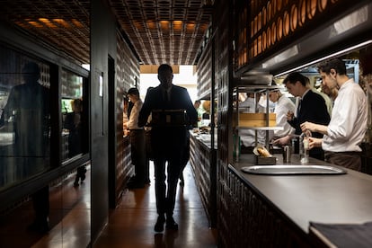 El pasillo es un trasiego de gente, es la vía de acceso a la cocina y a la sala. 