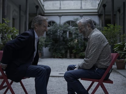 Fotograma del documental '¿Qué diablos es España?' en el que Iñaki Gabilondo (izquierda) entrevista al escritor Antonio Muñoz Molina.