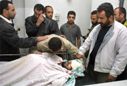 Familiares de Omar Abu Zeid, junto al cadáver en el hospital de Belén.