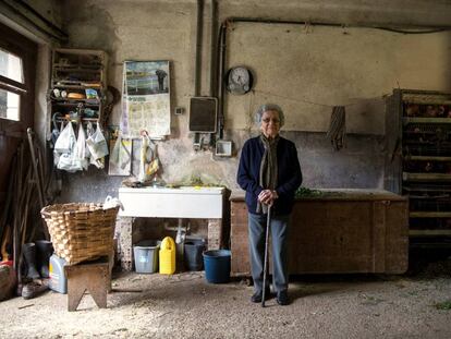 Pilar Fernández, de 101 anos, na garagem da sua casa em Ambas (Espanha).