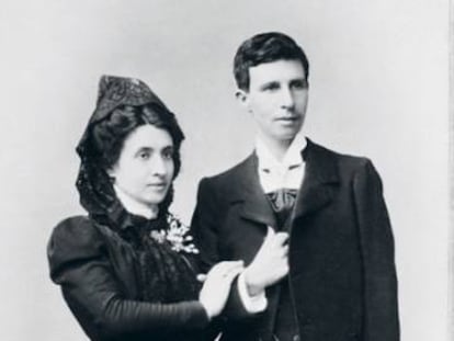 Marcela y Elisa (vestida de hombre), en la foto de su boda.