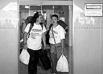 Dos jóvenes cooperantes participantes en la Caravana, ayer a su llegada al aeropuerto de Loiu.