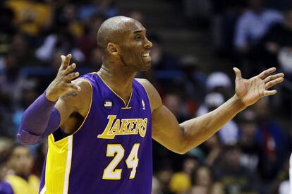 Kobe Bryant, en un lance del partido ante Milwaukee.