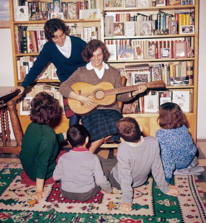 Carmen Laforet toca la guitarra envoltada dels seus fills, el 1966.