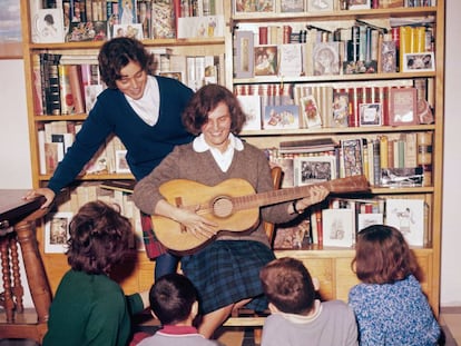 Carmen Laforet toca la guitarra envoltada dels seus fills, el 1966.