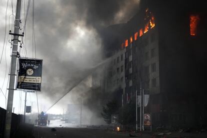 Los bomberos trabajan en la extinción de un incendio en un edificio afectado por un bombardeo en Kiev, este jueves. En el octavo día de ofensiva rusa contra Ucrania, delegaciones de Kiev y Moscú volvieron el jueves a sentarse en una mesa de diálogo para abordar el conflicto. El encuentro no logró un alto el fuego y la guerra continuará, a la espera de un tercer encuentro que se celebrará casi con toda probabilidad a principios de la próxima semana. “Hemos acordado la creación de corredores humanitarios para la salida de civiles”, ha anunciado Mijaílo Podoliak, asesor del presidente ucranio, Volodímir Zelenski, aunque no es segura una tregua durante la salida de la población.