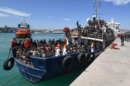 Parte de los 600 migrantes rescatados en un pesquero a unas 100 millas de la costa de Sicilia llegan al puerto italiano de Catania, este miércoles.