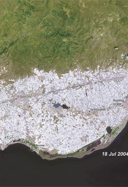 Provincia de Almera. Unas 27.000 hectreas de tierra se han convertido en cultivos de invernadero que han dinamizado la economa de la zona.
Estas dos instantneas reflejan el impacto del masivo y vertiginoso desarrollo agrcola en la provincia de Almera. En la segunda imagen, un rea de unas 27.000 hectreas se ha convertido en un cultivo intensivo de invernaderos, sobre todo para el tomate, un tipo de produccin que precisa de grandes cantidades de agua y que se extiende por las provincias vecinas de Granada y Murcia. La implantacin de los invernaderos y las nuevas tecnologas de cultivo han empujado a Almera a liderar las estadsticas de renta 'per cpita' en Andaluca, cuando, hasta los a?os sesenta, ocupaba el ltimo lugar de Espa?a.