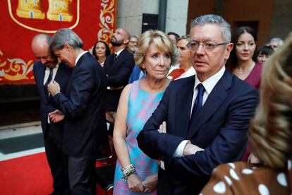 La expresidenta del PP de Madrid y de la Comunidad de Madrid, Esperanza Aguirre, y el exalcalde de la capital Alberto Ruiz Gallardón, junto a los expresidentes regionales Ángel Garrigo y Pedro Rollán, durante el acto de toma de posesión de Isabel Díaz Ayuso.