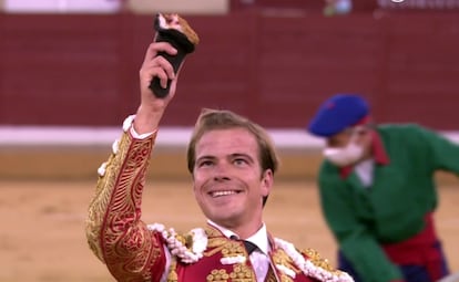 Javier Cortés, con la oreja de su primer toro.