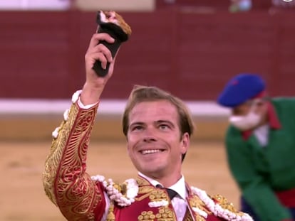 Javier Cortés, con la oreja de su primer toro.