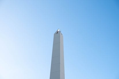 Hasta la punta del Obelisco llegó un grupo de hinchas con la bandera albiceleste. 