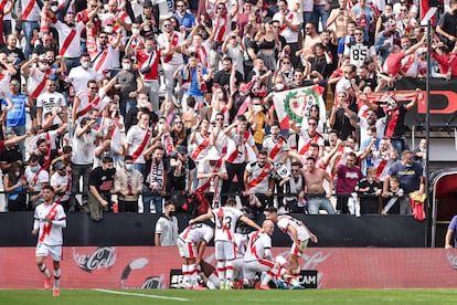 Los jugadores del Rayo celebran un gol al Elche ante los Bukaneros