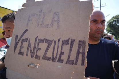 Migrantes venezolanos esperan a las afueras de la oficina del Instituto Nacional de Migración en Tapachula, Chiapas. Para obtener un código QR y registrar su situación migratoria en México.