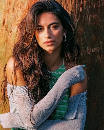 Begoña Vargas lleva 'top' de cuello 'halter' de rayas de SPRINGFIELD
y chaqueta de AMLUL, a la venta en WOW CONCEPT.