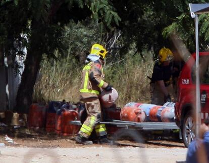 Els Bombers traslladen bombones de butà de la casa d'Alcanar.