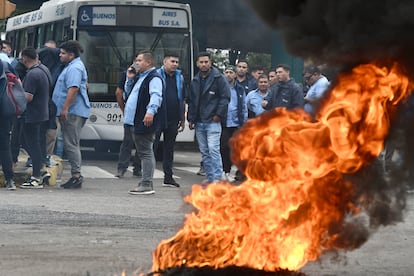 Trabajadores del sindicato de los choferes de autobús de Buenos Aires protestan tras el asesinato de uno de sus compañeros, el 3 de abril de 2023.