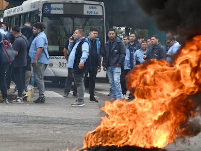 Trabajadores del sindicato de los choferes de autobús de Buenos Aires protestan tras el asesinato de uno de sus compañeros, el 3 de abril de 2023.