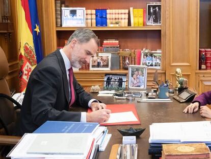 Felipe VI firma, en presencia de la Presidenta del Congreso de los Diputados, Mertixell Batet, el Real Decreto que recoge el nombramiento de Pedro Sánchez como presidente del Gobierno.