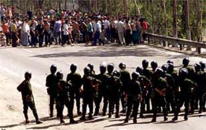 Manifestantes bereberes, frente a la policía antidisturbios, en Tiyelabín, al este de Argel.