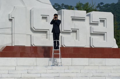 Un oficial norcoreano hace fotografías antes del inicio de una ceremonia en recuerdo del armisticio que puso fin a la guerra de Corea.