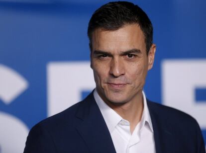 Socialist party (PSOE) leader Pedro Sanchez, one of the four leading candidates for Spain's national election, smiles as he arrives ahead of the first live debate hosted by Spanish newspaper El Pais in Madrid, November 30, 2015.  REUTERS/Juan Medina