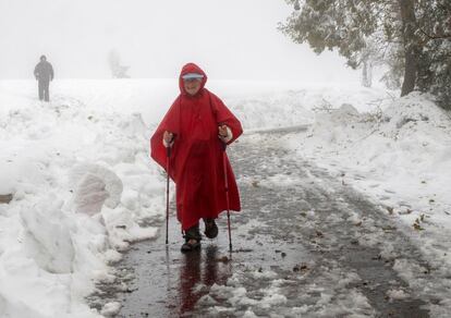 Una peregrina del Camino de Santiago llega a la localidad de Pedrafita do Cebreiro, en Lugo, el 30 de octubre de 2018. Aunque la normalidad regresa poco a poco a la Montaña de Lugo, después de todos los problemas que causó la nevada del pasado fin de semana, 126 alumnos no pudieron acudir este martes a sus clases, por segundo día consecutivo.