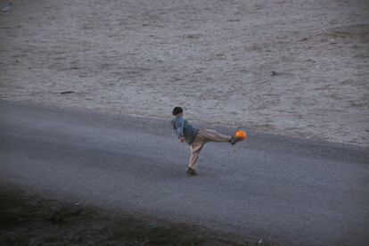 "Me gusta especialmente esta imagen de un refugiado jugando al fútbol. Creo que es una verdadera metáfora de lo que está ocurriendo con las crisis migratorias: unas personas le pasan a otras la pelota, porque, en realidad, nadie sabe qué hacer con ella”, comenta el autor de esta imagen, Alex Franco.