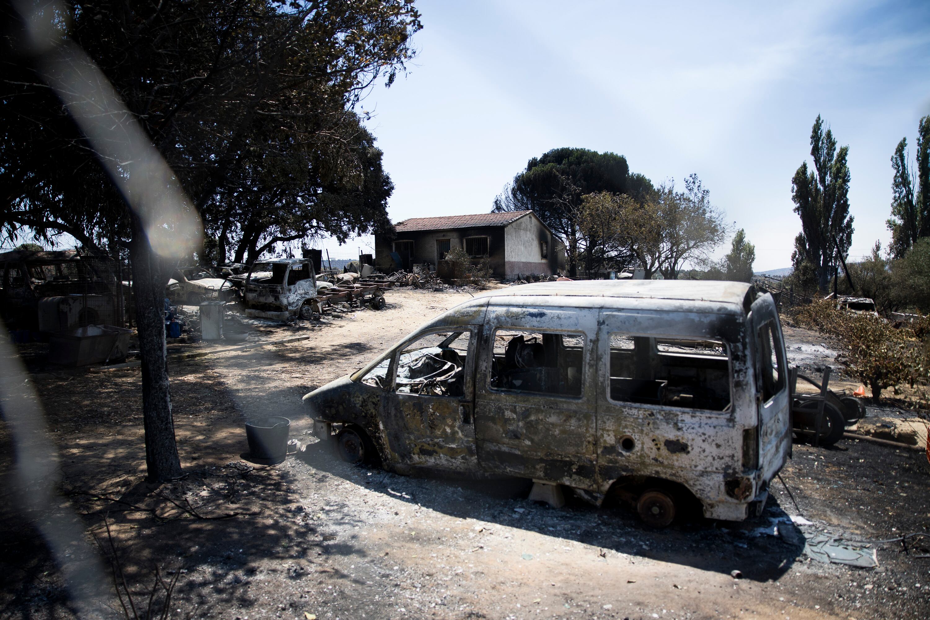 Cómo reclamar al seguro los daños por los incendios de viviendas, coches y negocios quemados