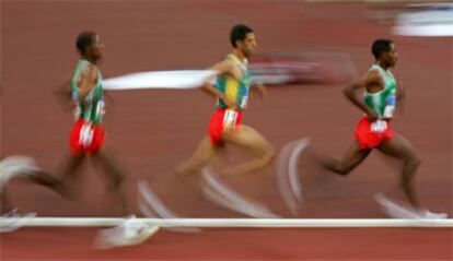 El etíope Bekele, en un momento de su semifinal, por delante del marroquí El Guerruj y el también etíope Gebremariam.