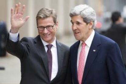 El ministro alemán de Asuntos Exteriores, Guido Westerwelle (i), y el secretario de estado estadounidense, John Kerry (dcha), posan para los medios, hoy en Berlín (Alemania).