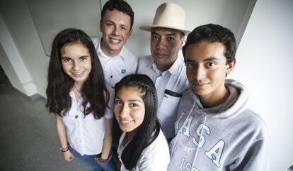 Los cuatro jóvenes ganadores y el profesor que los ha formado.