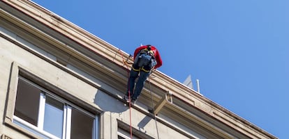 Un obrero trabajando en la rehabilitación de un edificio de viviendas.