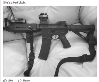 Foto del arma que el asesino de Texas colgó en Facebook, con la siguiente frase: "Ella es una mala puta".
