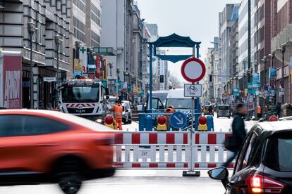 Corte de tráfico en torno a unas obras de peatonalización en Berlín, el pasado 30 de enero. 